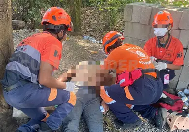 Derrapa y acaba con excoriaciones en cara