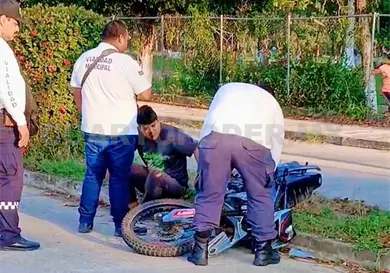 Motocicleta embiste a mujer y la deja grave