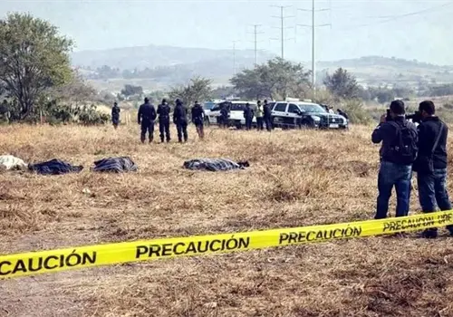 Hallan cuerpos de dos mujeres y un hombre Hallan cuerpos de dos mujeres y un hombre