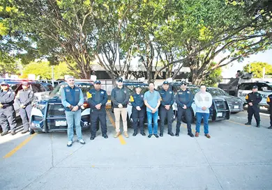 Presentan patrullas para detectar autos robados