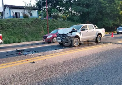 Chocan por alcance en la Costera; dos heridos