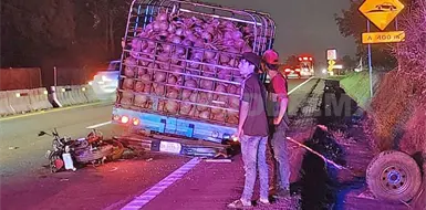 Queda grave al estamparse en una camioneta