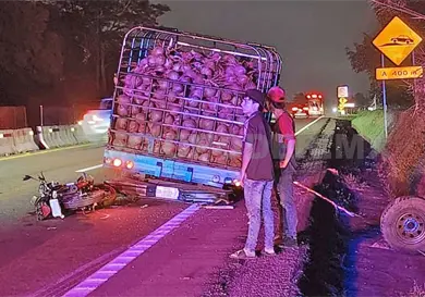 Queda grave al estamparse en una camioneta