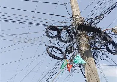 Acumulaci&oacute;n de cables provoca apagones