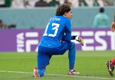 Guillermo Ochoa rompe un nuevo r&eacute;cord