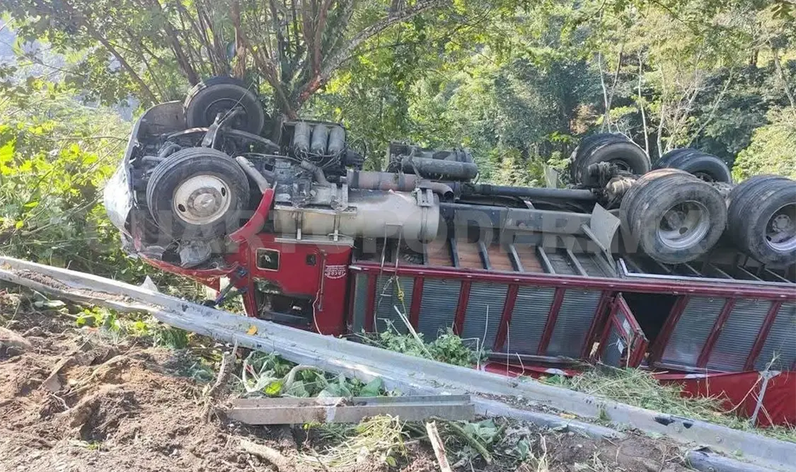 El camión de carga se encontraba volcado en un barranco en el tramo Ixtacomitán-Chapultenango. Cortesía