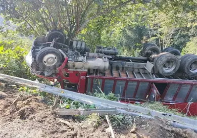 Cami&oacute;n de carga cae a barranco