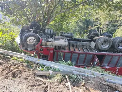 Camión de carga cae a barranco Camión de carga cae a barranco