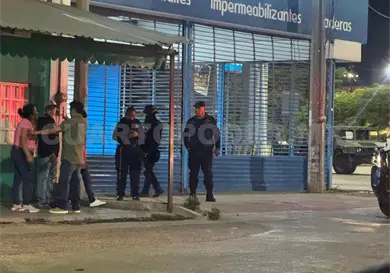 Pelea deja a una f&eacute;mina apedreada