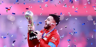 Vega se tatúa los seis trofeos que ganó Vega se tatúa los seis trofeos que ganó