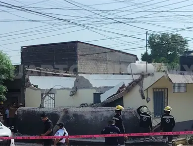 Muere albañil luego de desplomarse una pared Muere albañil luego de desplomarse una pared