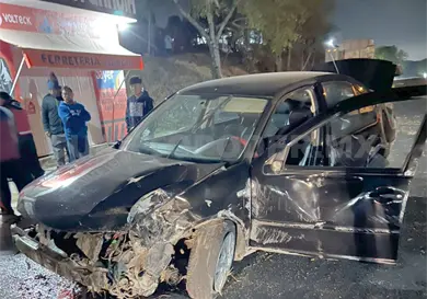 Vuelcan en carretera y abandonan veh&iacute;culo
