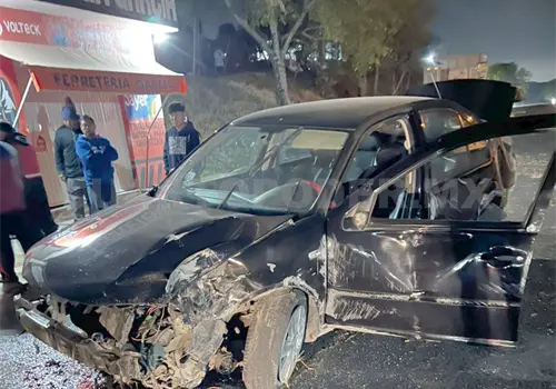 Vuelcan en carretera y abandonan veh&iacute;culo