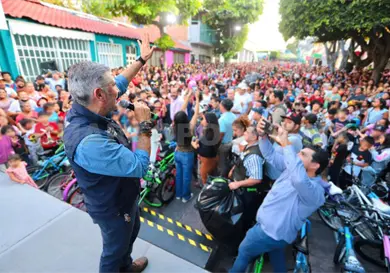 Regalos y niños felices en Festival del Día de Reyes Regalos y niños felices en Festival del Día de Reyes