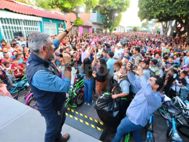 Regalos y niños felices en Festival del Día de Reyes Regalos y niños felices en Festival del Día de Reyes