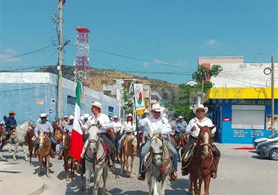 Realizan cabalgata por D&iacute;a de las Tierras
