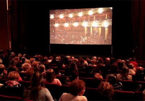 Mundial y películas dividen al público Mundial y películas dividen al público