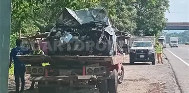 Pierde el control y se estampa en contenci&oacute;n