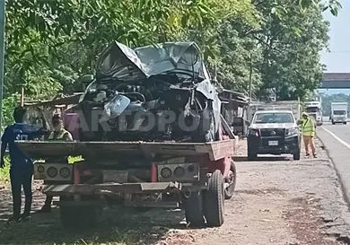 Pierde el control y se estampa en contenci&oacute;n