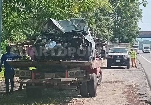 Pierde el control y se estampa en contención Pierde el control y se estampa en contención