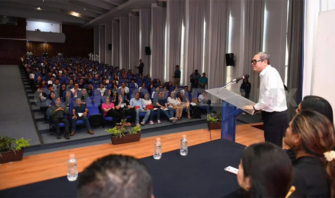 El rector dio la bienvenida al curso de inducción a estudiantes que buscan ingresar a la Facultad de Medicina Humana. CP