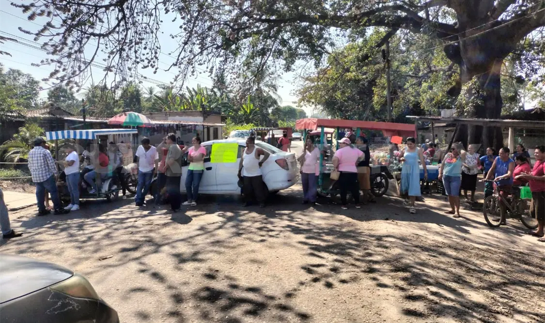 Se manifestaron con un bloqueo en la carretera a la altura del puente del río que cruza en medio del ejido. Rafael Victorio / CP