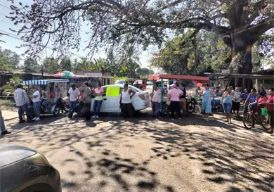 Exigen pasos peatonales y puentes por vías de tren Exigen pasos peatonales y puentes por vías de tren