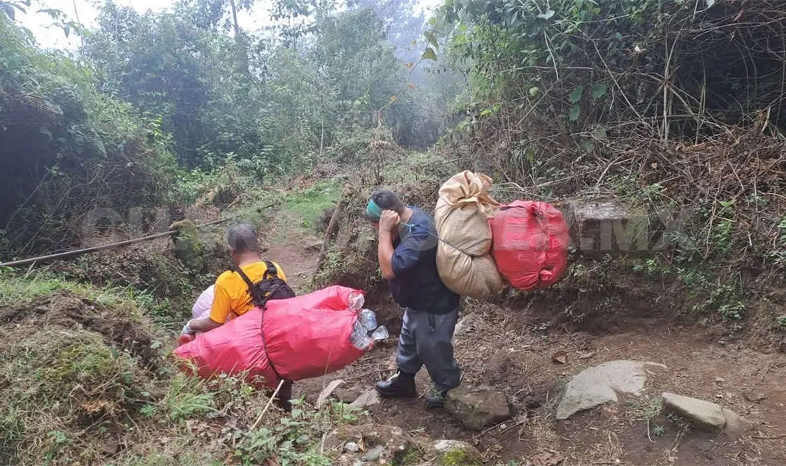 Muchos visitantes y montañistas no tomaron en cuenta las recomendaciones de depositar sus desechos en contenedores. Ramón García / CP