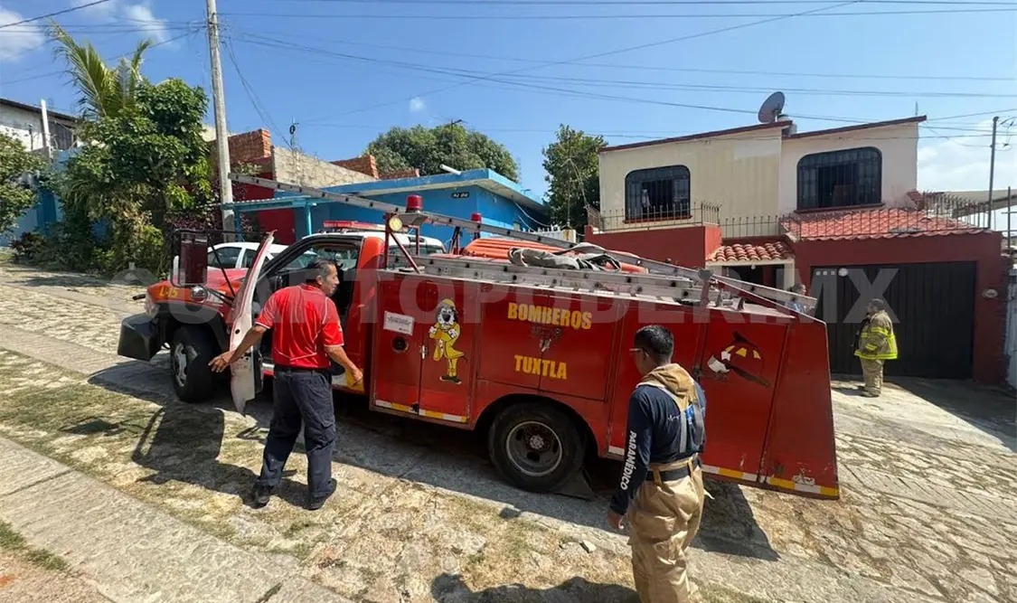 Tras el llamado de emergencia, de inmediato los “tragahumo” se presentaron para sofocar las llamas. Ulises Villalobos / CP