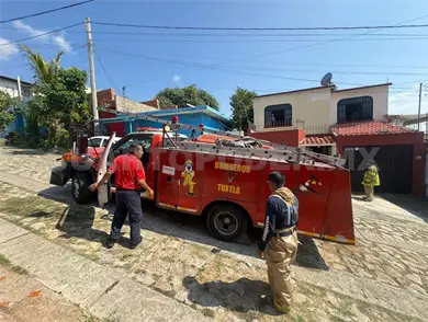 Incendio en habitación moviliza a los bomberos Incendio en habitación moviliza a los bomberos