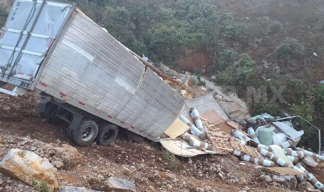 Se salió del camino al perder el control de la pesada unidad. Manuel Martínez / CP