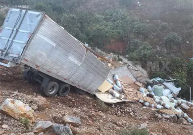 Tr&aacute;iler se precipita a un barranco