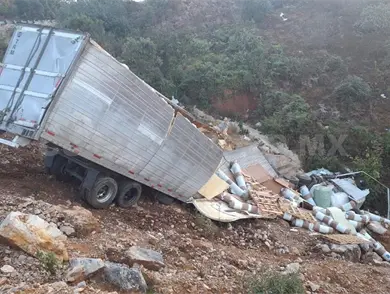 Tráiler se precipita a un barranco Tráiler se precipita a un barranco