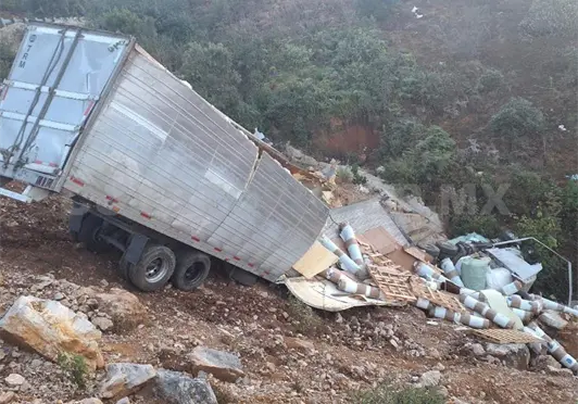 Tráiler se precipita a un barranco Tráiler se precipita a un barranco