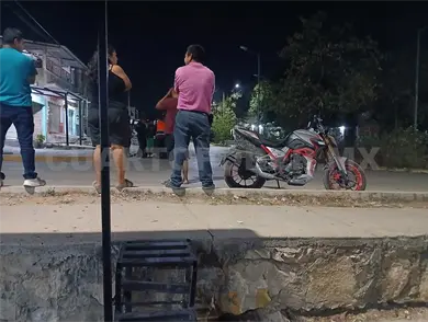 Avienta moto a mujer al cruzar en una rotonda Avienta moto a mujer al cruzar en una rotonda