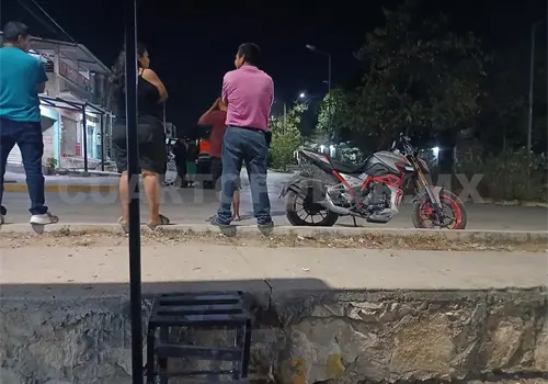 Avienta moto a mujer al cruzar en una rotonda