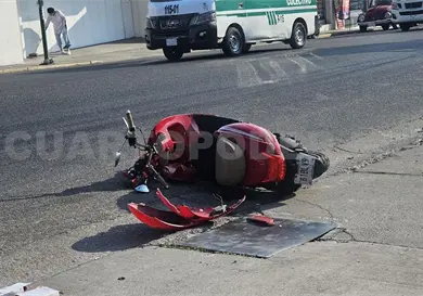 Embiste patrulla a jovencita en motoneta Embiste patrulla a jovencita en motoneta