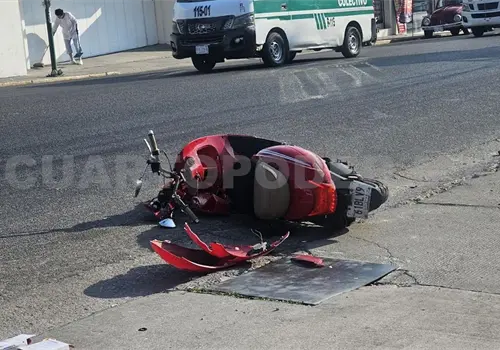 Embiste patrulla a jovencita en motoneta