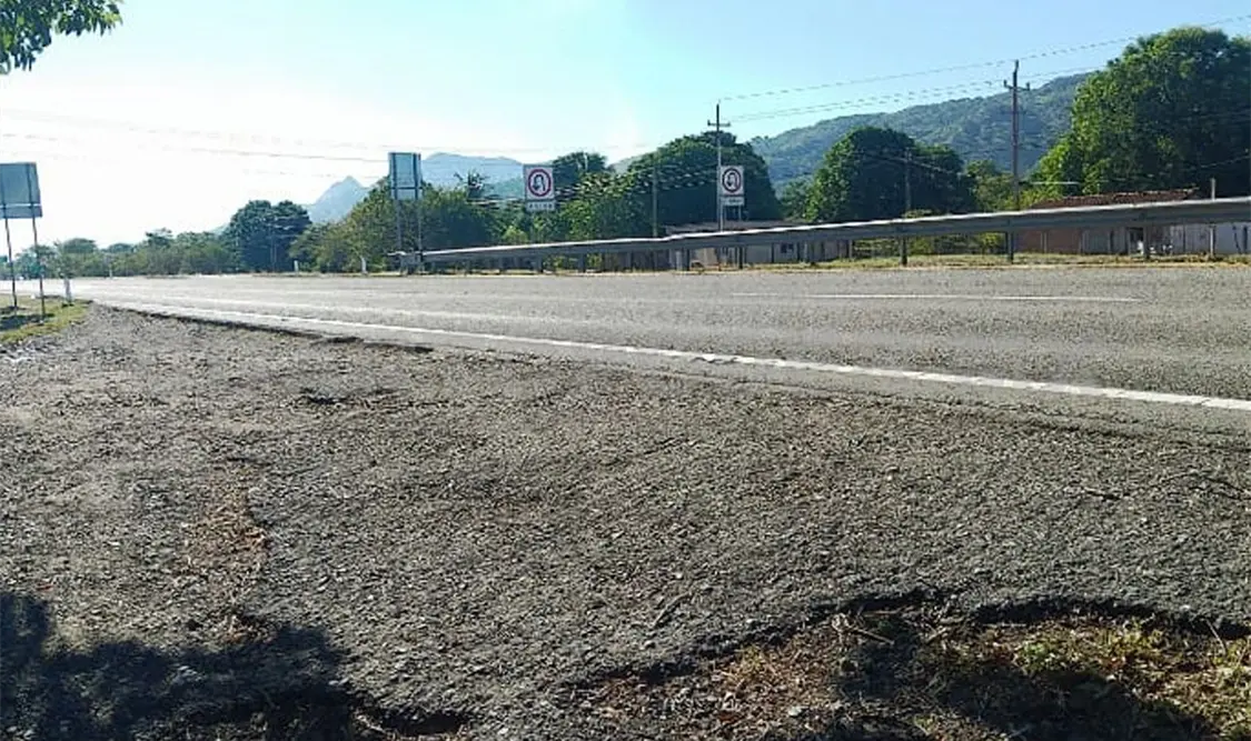 Transportistas esperan que las autoridades tomen cartas en el asunto e instalen muros donde aún hacen falta. Noel Vázquez / CP