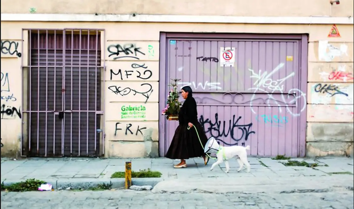 El fotógrafo boliviano exhibe por primera vez en México “Archivo de altura, La Paz”, que reúne unas 20 obras representativas de su trayectoria. Cortesía