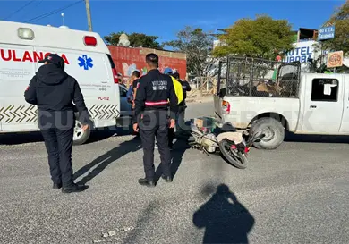 Pick up se atraviesa y moto la impacta Pick up se atraviesa y moto la impacta