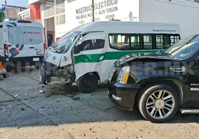 Se pasa la preferencia y choca a un colectivo Se pasa la preferencia y choca a un colectivo