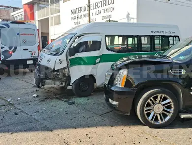 Se pasa la preferencia y choca a un colectivo Se pasa la preferencia y choca a un colectivo