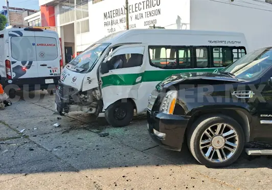 Se pasa la preferencia y choca a un colectivo