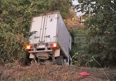 Veh&iacute;culo de reparto termina en arroyo