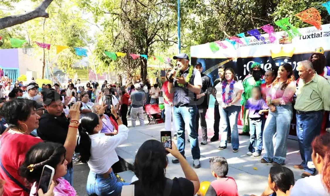 Ángel Torres, alcalde tuxtleco, convivió con las familias que asistieron. Cortesía.