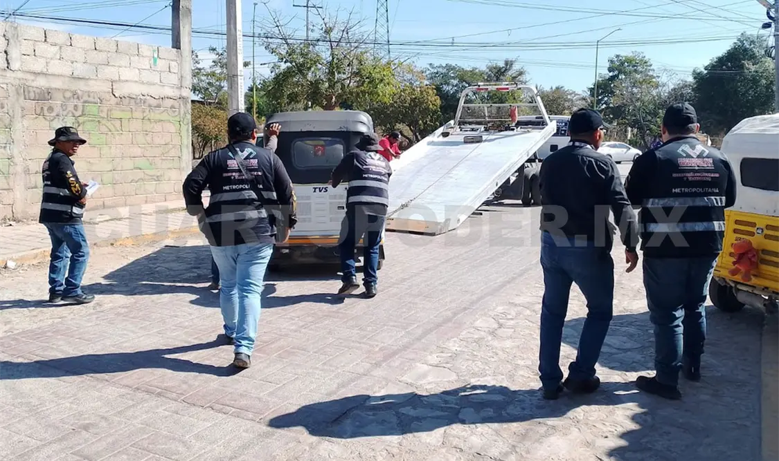 Momento en el que una unidad es subida a una grúa para su traslado al corralón. Cortesía