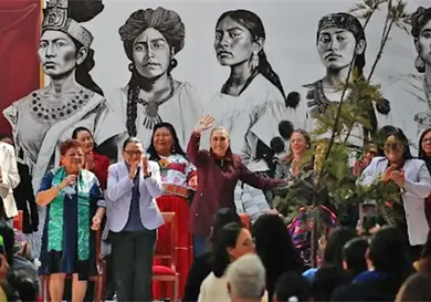 Homenajean a hero&iacute;nas