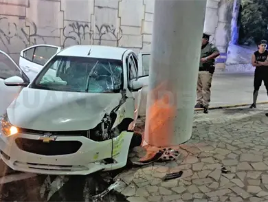 Queda grave al chocar en pilastra de El Tr&eacute;bol