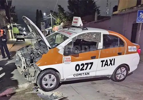 Taxista le corta el paso a motocicleta